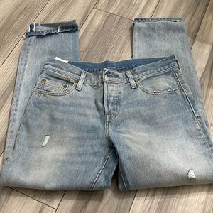 Vintage high waist jeans levis, they don’t have a size but fit like a 26/27